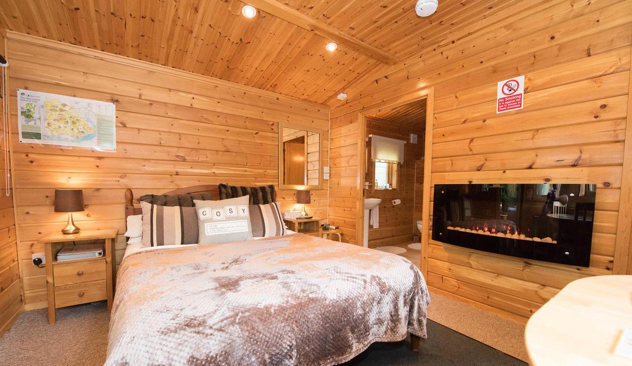Cypress Log Cabins Accommodation Godshill  Exteriör bild